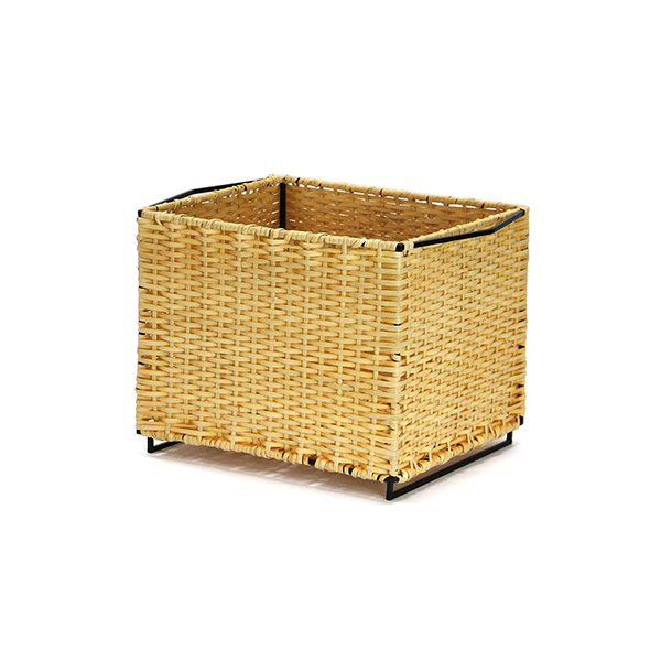 スチールフレームにラタンを編み込んだスタッキングバスケット。