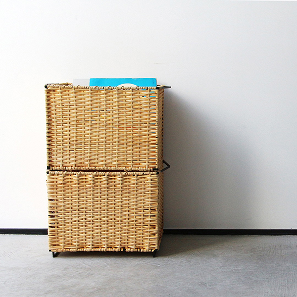 スチールフレームにラタンを編み込んだスタッキングバスケット。