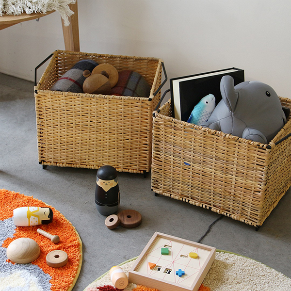 スチールフレームにラタンを編み込んだスタッキングバスケット。