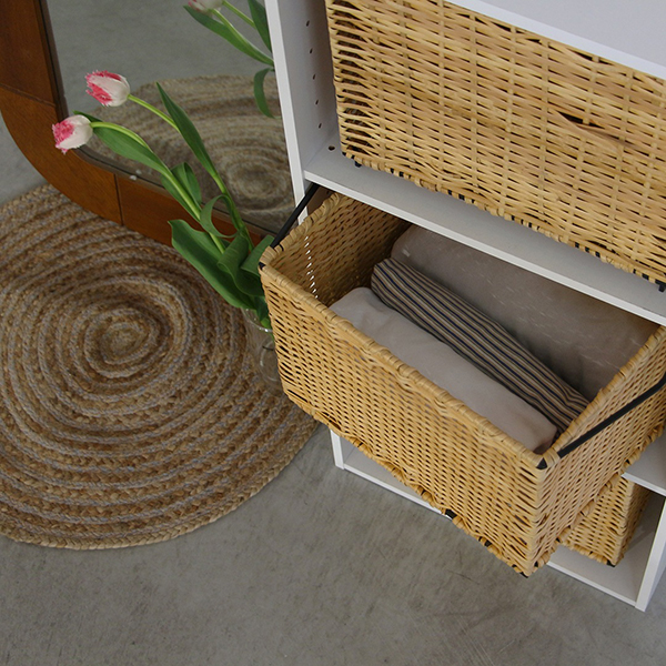 スチールフレームにラタンを編み込んだスタッキングバスケット。