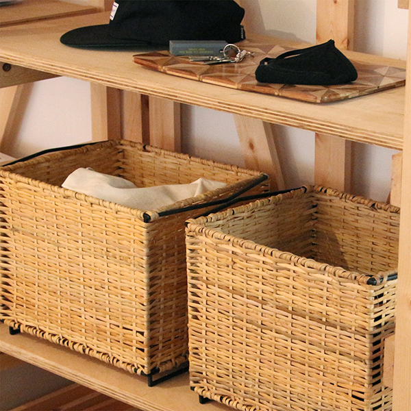 スチールフレームにラタンを編み込んだスタッキングバスケット。