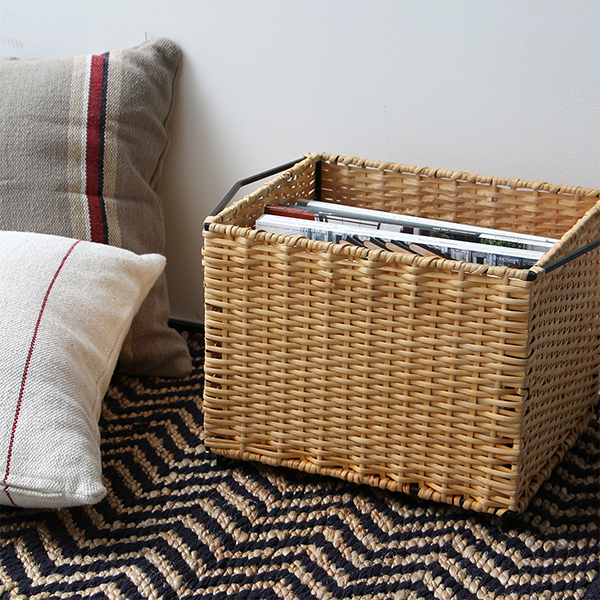 スチールフレームにラタンを編み込んだスタッキングバスケット。