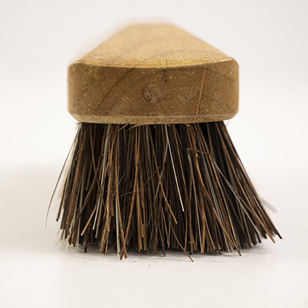 コンパクトヘッドのため、力を入れやすいブラシ。