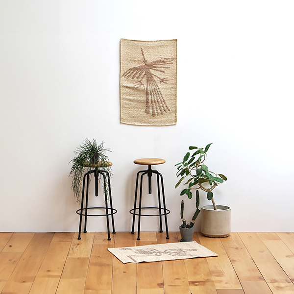 ナスカの地上絵を思わせる魅力的なジュートラグ。