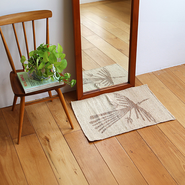 ナスカの地上絵を思わせる魅力的なジュートラグ。