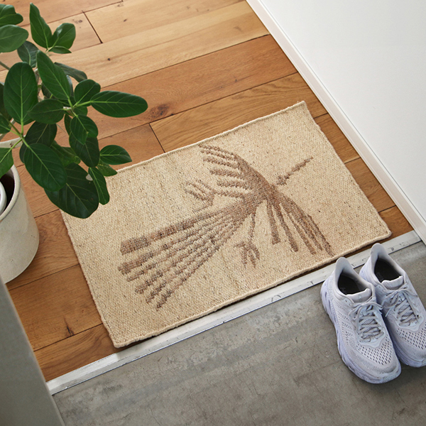 ナスカの地上絵を思わせる魅力的なジュートラグ。