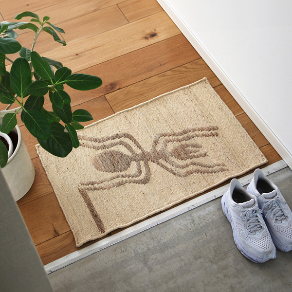 ナスカの地上絵を思わせる魅力的なジュートラグ。