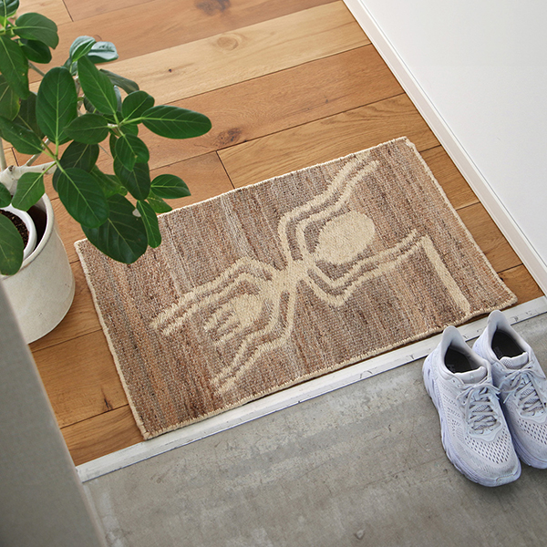 ナスカの地上絵を思わせる魅力的なジュートラグ。