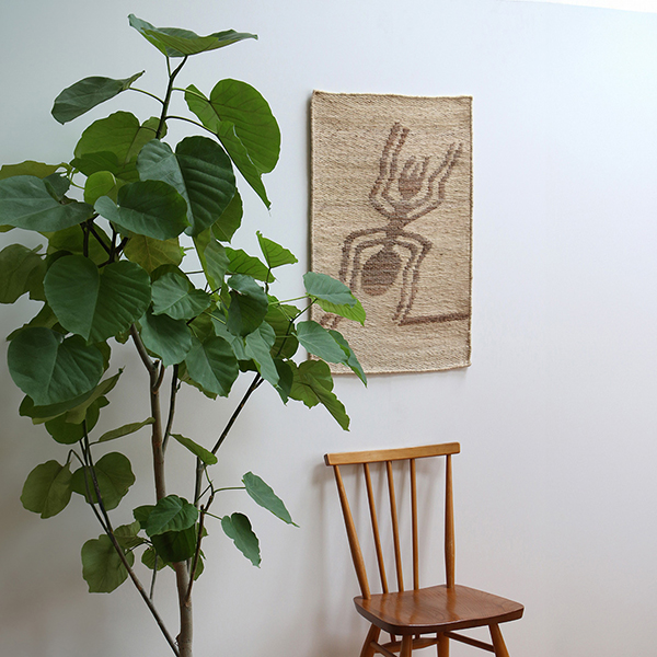 ナスカの地上絵を思わせる魅力的なジュートラグ。