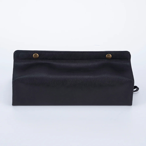 ビンテージ感漂う合皮素材を使用したtenteシリーズ。