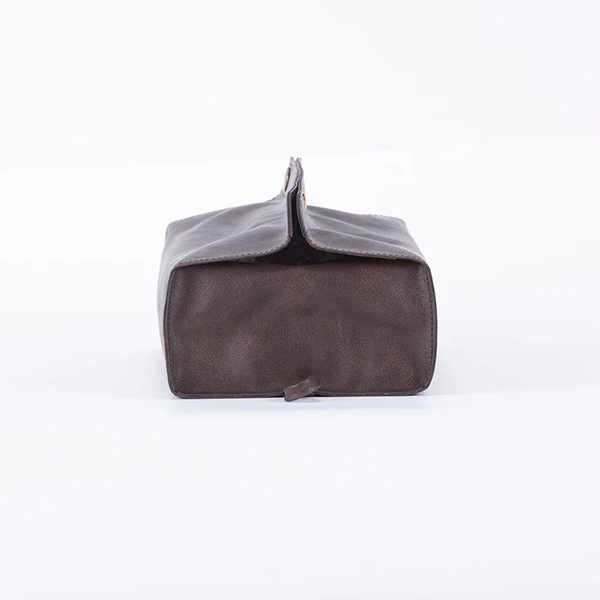 ビンテージ感漂う合皮素材を使用したtenteシリーズ。