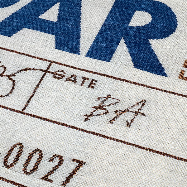 航空会社のヴィンテージバゲッジタグをモチーフにしたラグ。