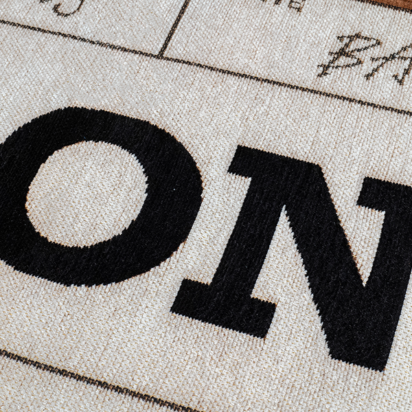 航空会社のヴィンテージバゲッジタグをモチーフにしたラグ。