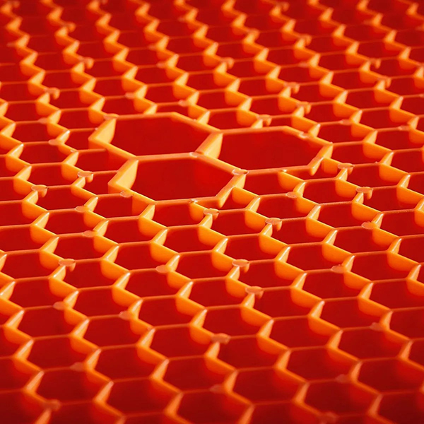 特殊なハニカム構造で、洗車ミットについた汚れや砂などをろ過。