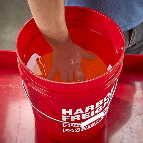 特殊なハニカム構造で、洗車ミットについた汚れや砂などをろ過。