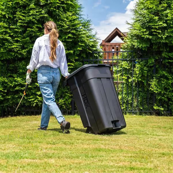 大胆なHDXブランドロゴが刻まれた屋外用ごみ箱。