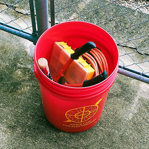 電気工や建設の現場でも重宝される5galバケット