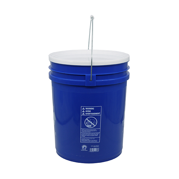 ブルーの地にホワイトの「リサイクルマーク」がプリントされたバケツ