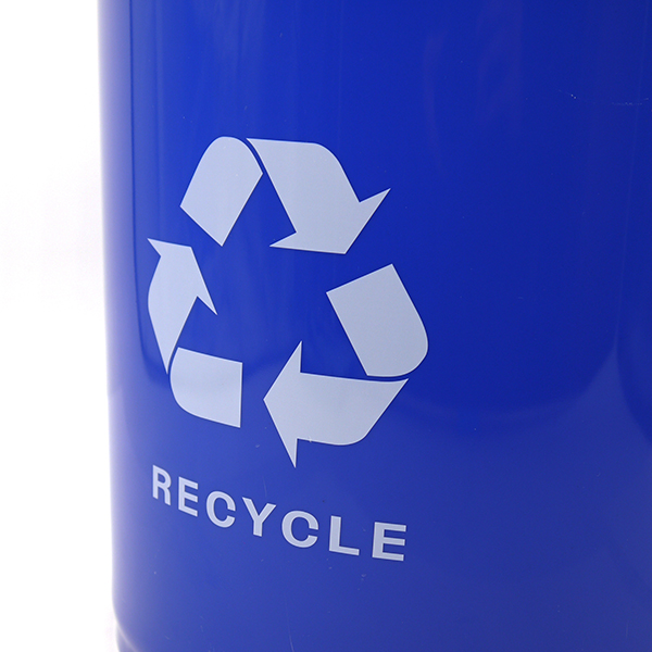 ブルーの地にホワイトの「リサイクルマーク」がプリントされたバケツ