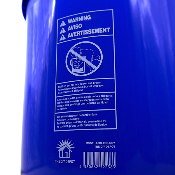 ブルーの地にホワイトの「リサイクルマーク」がプリントされたバケツ