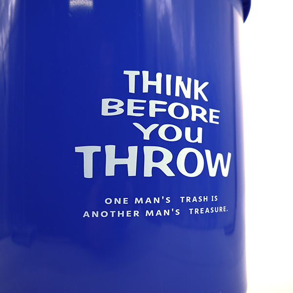 ブルーの地にホワイトの「リサイクルマーク」がプリントされたバケツ