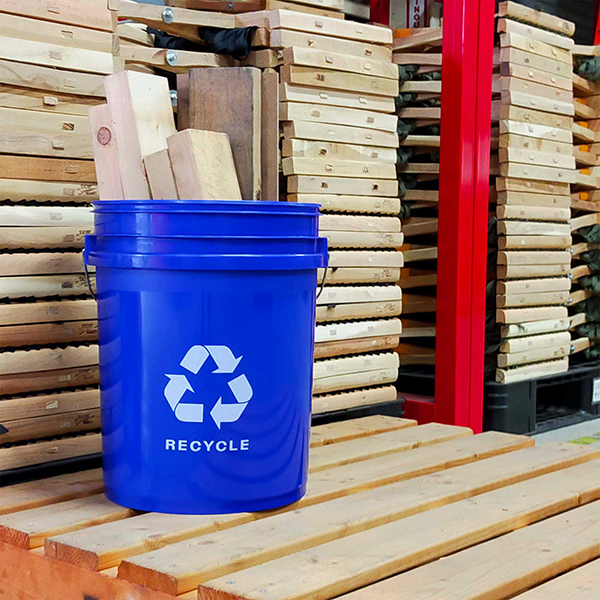 ブルーの地にホワイトの「リサイクルマーク」がプリントされたバケツ