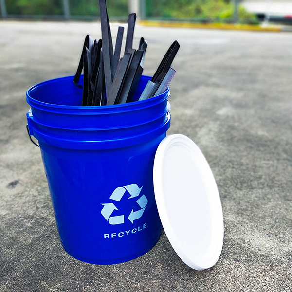 ブルーの地にホワイトの「リサイクルマーク」がプリントされたバケツ