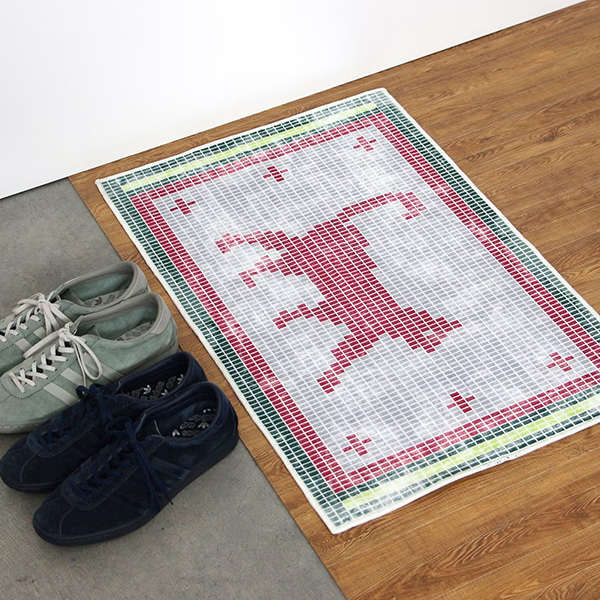 香港マカオの街並みに見られるポルトガル由来の装飾タイルアズレージョから着想を得たデザインの玄関マット。