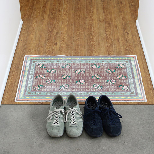 ヴィンテージラグを思わせる程よいかすれ加工が印象的な玄関マット。