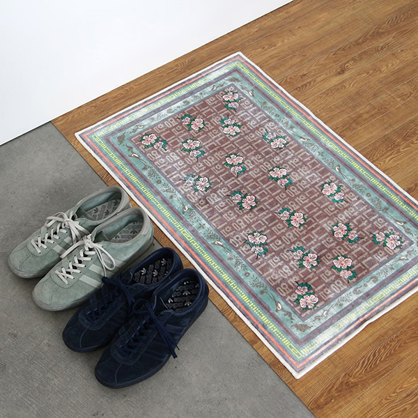 ヴィンテージラグを思わせる程よいかすれ加工が印象的な玄関マット。