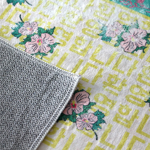 ヴィンテージラグを思わせる程よいかすれ加工が印象的な玄関マット。