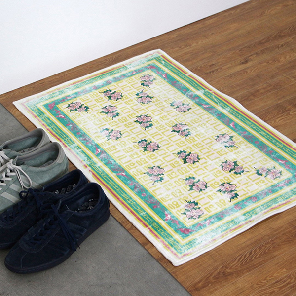 ヴィンテージラグを思わせる程よいかすれ加工が印象的な玄関マット。