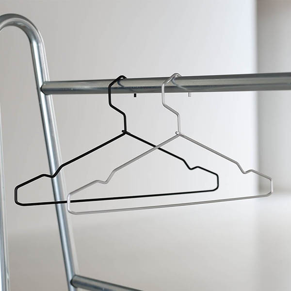 さびにくく、軽量で頑丈。アルミニウムの頼もしさを、六角型のミニマルなフォルムに落とし込んだハンガー