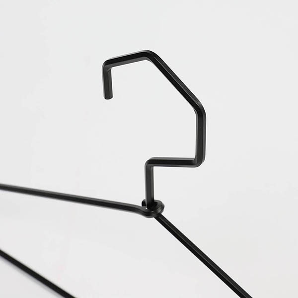 さびにくく、軽量で頑丈。アルミニウムの頼もしさを、六角型のミニマルなフォルムに落とし込んだハンガー