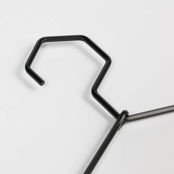 さびにくく、軽量で頑丈。アルミニウムの頼もしさを、六角型のミニマルなフォルムに落とし込んだハンガー