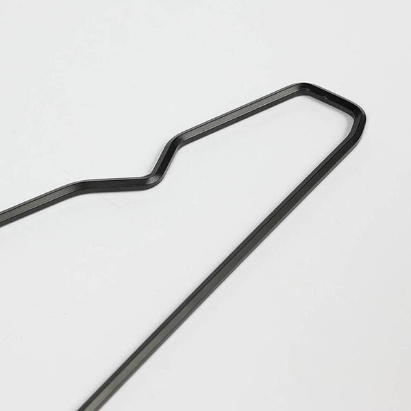 さびにくく、軽量で頑丈。アルミニウムの頼もしさを、六角型のミニマルなフォルムに落とし込んだハンガー