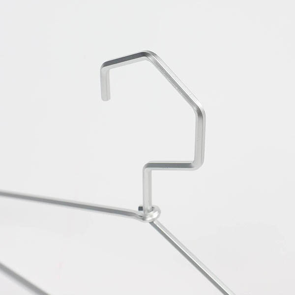 さびにくく、軽量で頑丈。アルミニウムの頼もしさを、六角型のミニマルなフォルムに落とし込んだハンガー