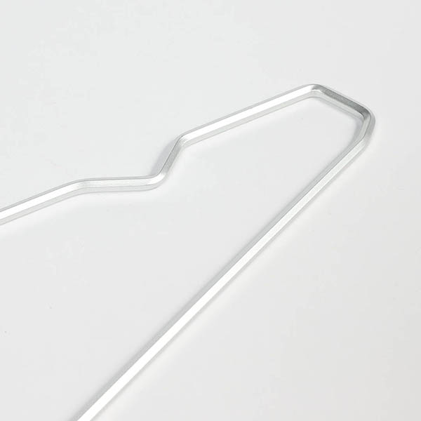 さびにくく、軽量で頑丈。アルミニウムの頼もしさを、六角型のミニマルなフォルムに落とし込んだハンガー