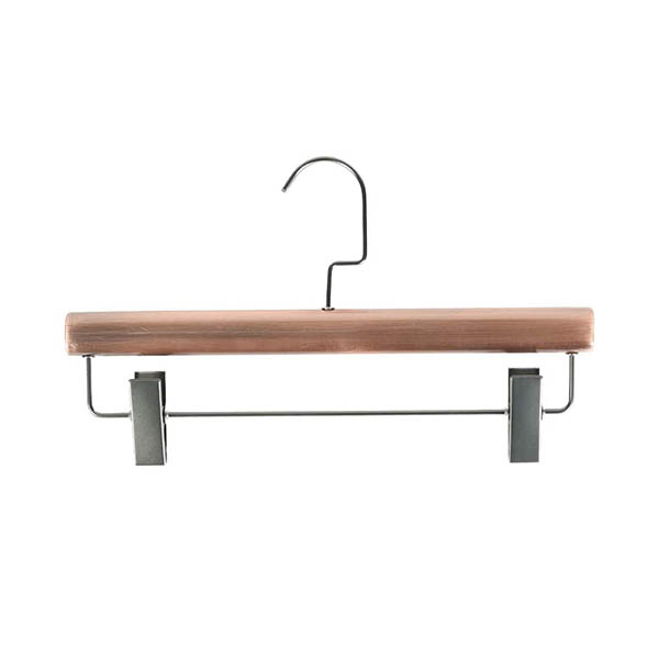 太めのシルエットと美しいステンレスの質感が際立つハンガー。