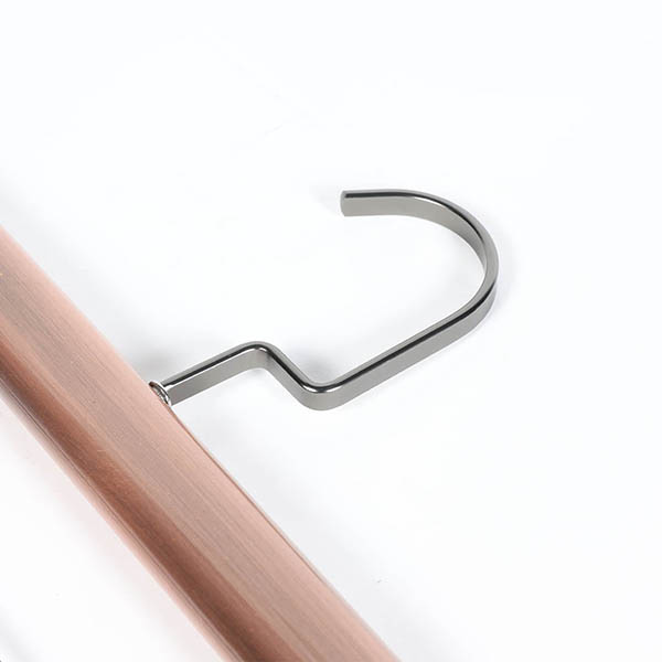 太めのシルエットと美しいステンレスの質感が際立つハンガー。