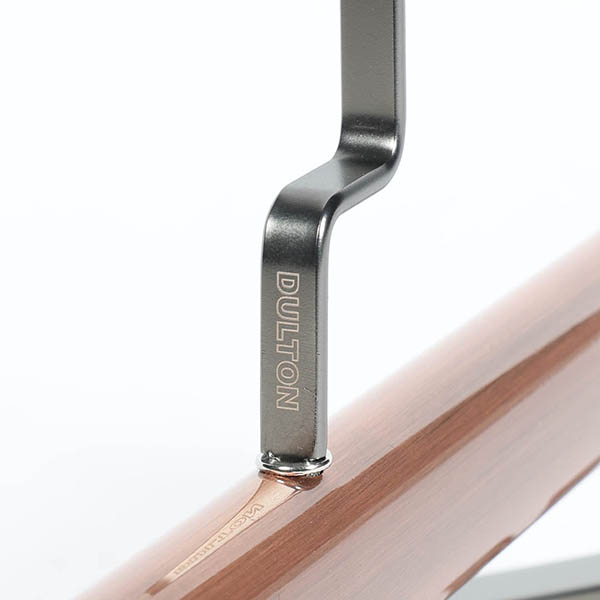 太めのシルエットと美しいステンレスの質感が際立つハンガー。