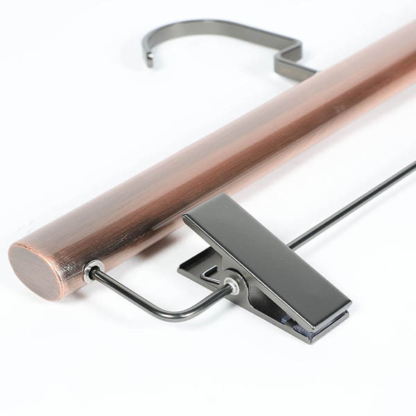 太めのシルエットと美しいステンレスの質感が際立つハンガー。