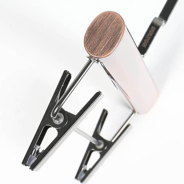 太めのシルエットと美しいステンレスの質感が際立つハンガー。