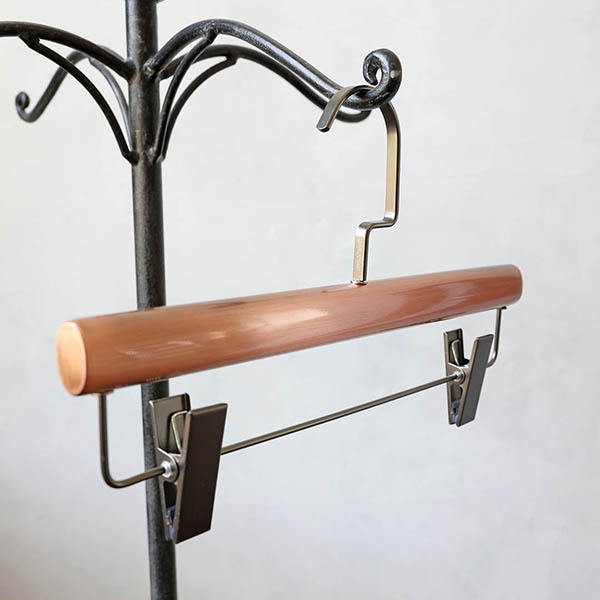 太めのシルエットと美しいステンレスの質感が際立つハンガー。