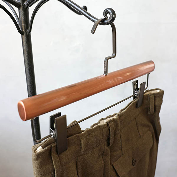 太めのシルエットと美しいステンレスの質感が際立つハンガー。