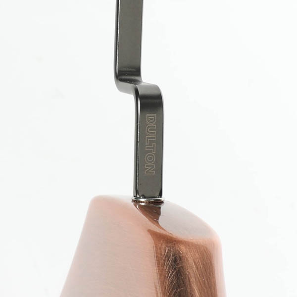 太めのシルエットと美しいステンレスの質感が際立つハンガー。