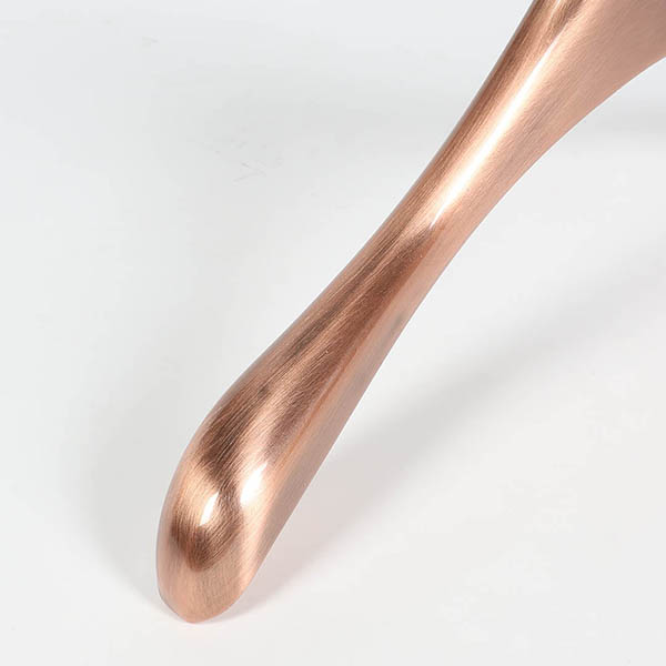 太めのシルエットと美しいステンレスの質感が際立つハンガー。