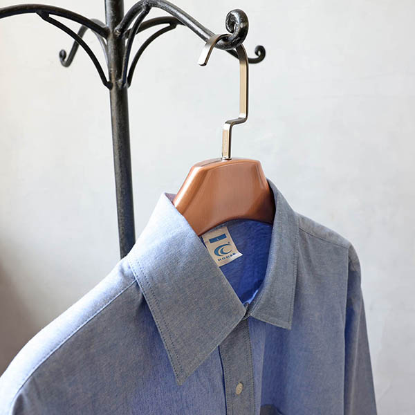 太めのシルエットと美しいステンレスの質感が際立つハンガー。