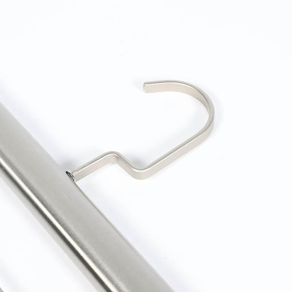 太めのシルエットと美しいステンレスの質感が際立つハンガー。