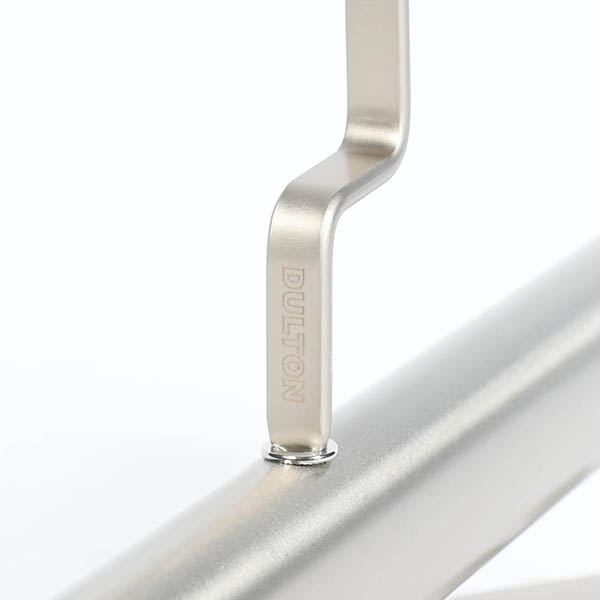 太めのシルエットと美しいステンレスの質感が際立つハンガー。